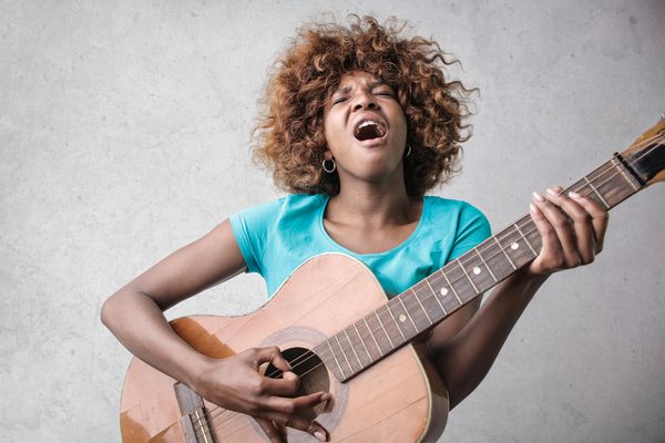 Techniques simples pour chanter efficacement à la maison