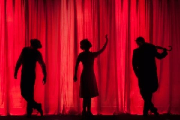 Comment mettre en scène une pièce de théâtre communautaire sur les contes traditionnels?