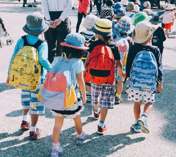 Quelles sont les spécificités de la poésie haïku et comment l'intégrer dans l'éducation moderne ?